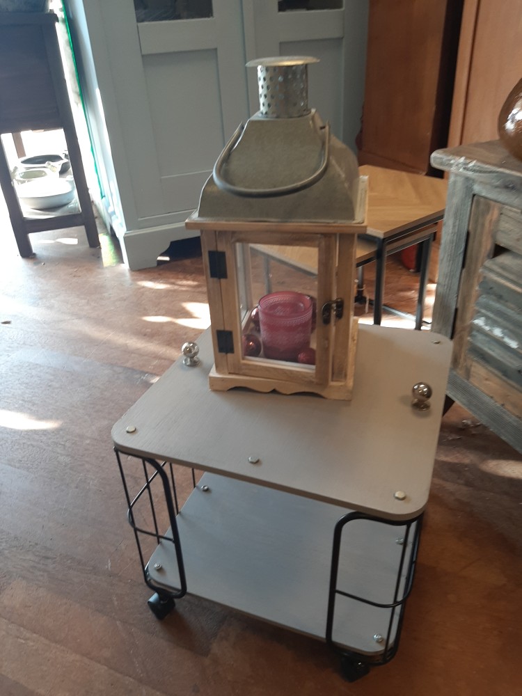 Bijzettafeltje op wieltjes Bijzettafeltje op wieltjes