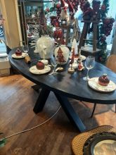 Zwarte ovale tafel op metalen matrixpoot